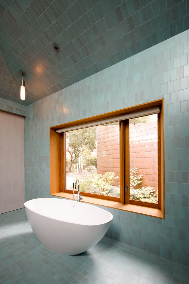 Esempio di una grande stanza da bagno padronale contemporanea con piastrelle blu, ante in legno scuro, vasca freestanding e pareti blu