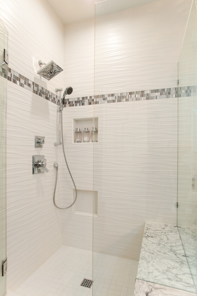 Idéer för mellanstora funkis flerfärgat en-suite badrum, med grå skåp, en hörndusch, en toalettstol med hel cisternkåpa, porslinskakel, grå väggar, klinkergolv i porslin, grått golv, dusch med gångjärnsdörr, luckor med upphöjd panel, ett platsbyggt badkar, vit kakel, ett undermonterad handfat och bänkskiva i kvarts