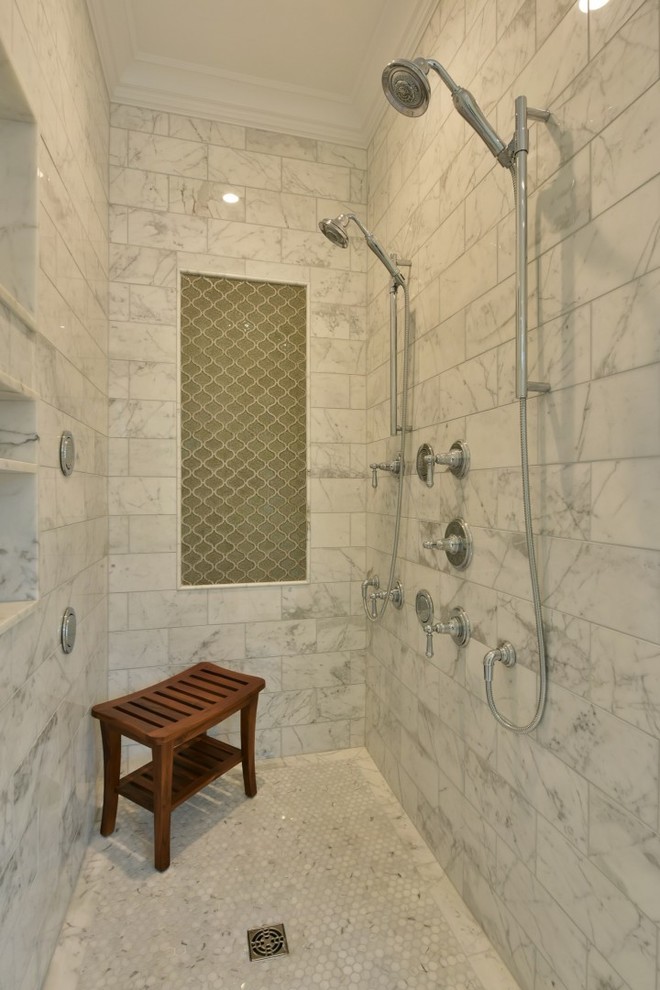 Inspiration för mellanstora klassiska en-suite badrum, med luckor med infälld panel, grå skåp, ett fristående badkar, en dusch i en alkov, en toalettstol med separat cisternkåpa, flerfärgad kakel, stenkakel, beige väggar, marmorgolv, ett undermonterad handfat och marmorbänkskiva