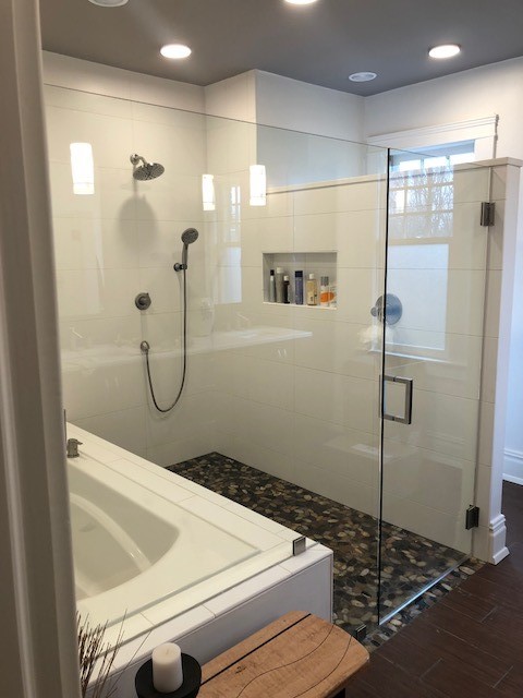 Источник вдохновения для домашнего уюта: ванная комната в современном стиле с душем с распашными дверями и душевой комнатой