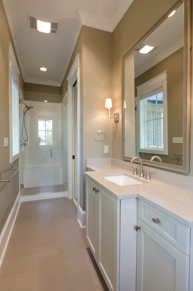 Idéer för ett litet klassiskt badrum med dusch, med luckor med profilerade fronter, vita skåp, en dusch i en alkov, vit kakel, keramikplattor, bruna väggar, travertin golv, ett undermonterad handfat och bänkskiva i kvarts