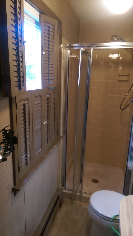 Ispirazione per una piccola stanza da bagno con doccia minimal con doccia alcova, WC a due pezzi, piastrelle bianche, piastrelle in pietra e pavimento in marmo