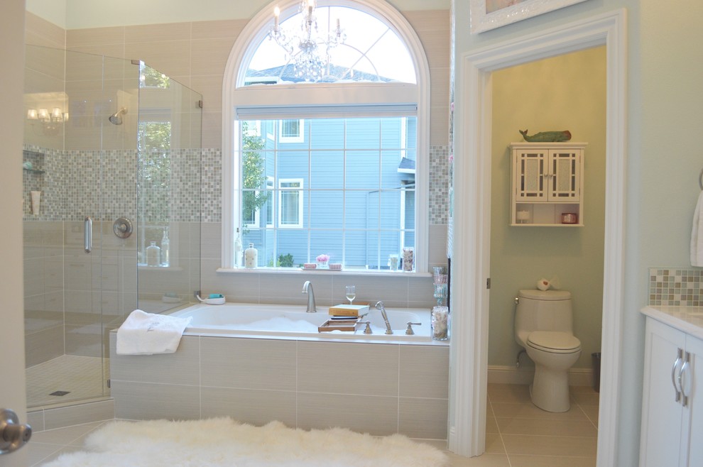 Источник вдохновения для домашнего уюта: большая главная ванная комната в стиле неоклассика (современная классика) с фасадами в стиле шейкер, белыми фасадами, накладной ванной, угловым душем, коричневой плиткой, зеленой плиткой, плиткой мозаикой, зелеными стенами, полом из керамогранита, врезной раковиной, коричневым полом и душем с распашными дверями