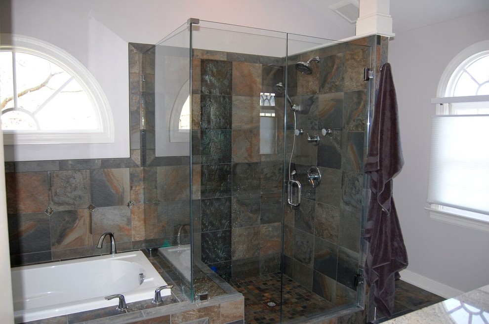 Modern inredning av ett stort en-suite badrum, med ett platsbyggt badkar, en hörndusch, brun kakel, beige kakel, grå kakel, stenkakel, lila väggar, skiffergolv, granitbänkskiva och dusch med gångjärnsdörr