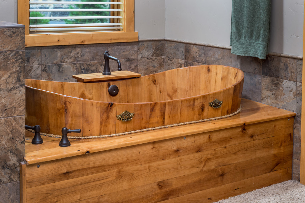 Inspiration för rustika badrum, med skåp i mellenmörkt trä, ett platsbyggt badkar och brun kakel