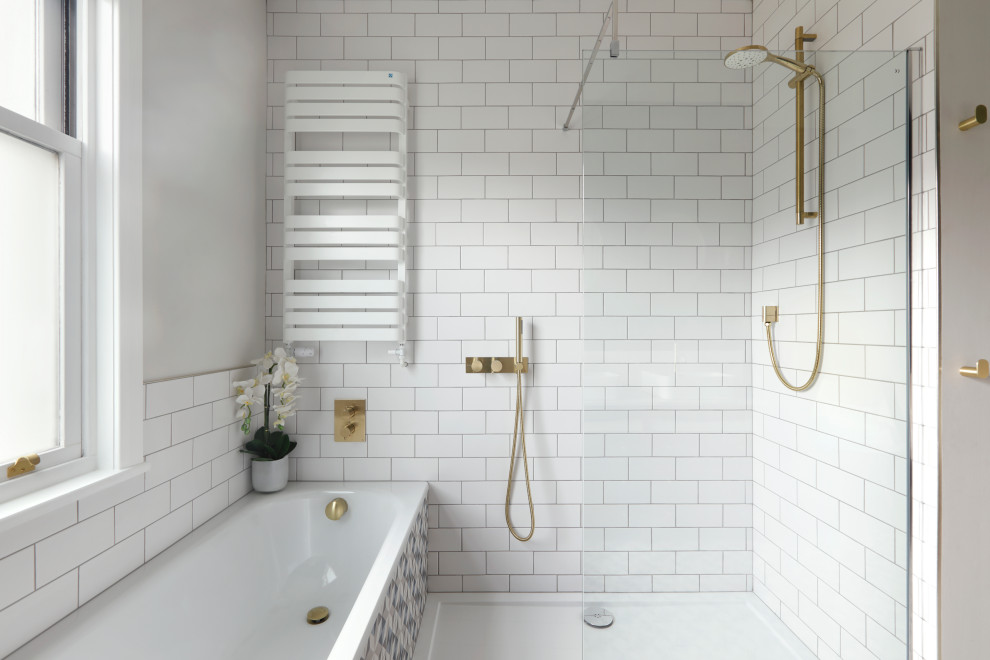 Klassisches Badezimmer mit Eckbadewanne, Nasszelle, weißen Fliesen, Metrofliesen und weißer Wandfarbe in Sussex