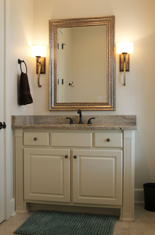 Cette photo montre une petite salle de bain chic avec un placard avec porte à panneau surélevé et des portes de placard blanches.