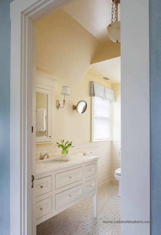 Modelo de cuarto de baño tradicional con armarios tipo mueble, puertas de armario blancas, encimera de mármol y baldosas y/o azulejos blancos