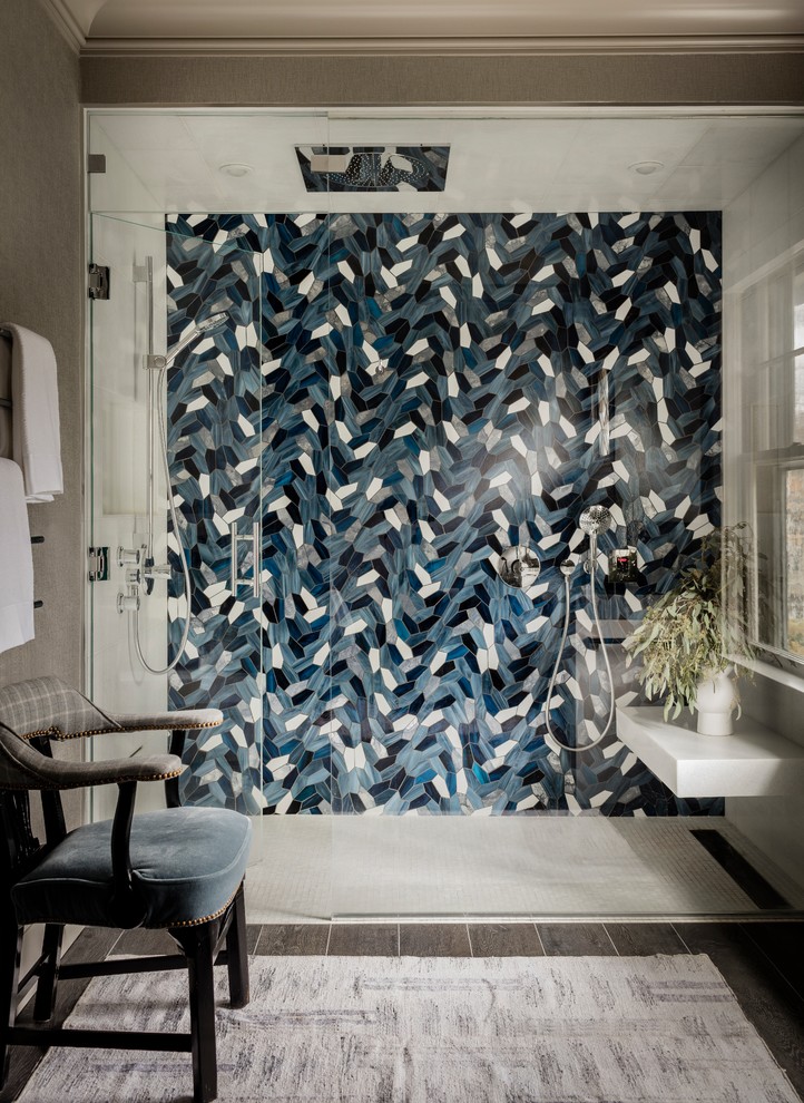Cette photo montre une douche en alcôve principale chic de taille moyenne avec un carrelage bleu, mosaïque, un mur gris, un sol en carrelage de terre cuite, un sol blanc et une cabine de douche à porte battante.