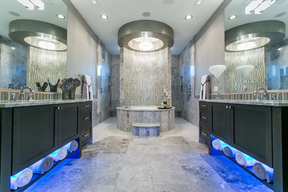 Свежая идея для дизайна: главная ванная комната в современном стиле с черными фасадами, полновстраиваемой ванной, открытым душем, серой плиткой и открытым душем - отличное фото интерьера