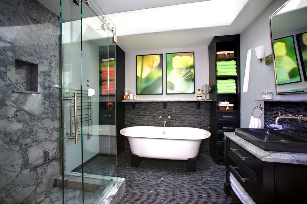 На фото: главная ванная комната среднего размера в современном стиле с фасадами с утопленной филенкой, черными фасадами, отдельно стоящей ванной, угловым душем, черной плиткой, удлиненной плиткой, белыми стенами, полом из мозаичной плитки, настольной раковиной, столешницей из кварцита и разноцветным полом с