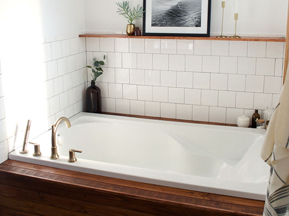 Modelo de cuarto de baño principal retro extra grande con bañera empotrada, baldosas y/o azulejos blancos, baldosas y/o azulejos de cerámica y paredes blancas
