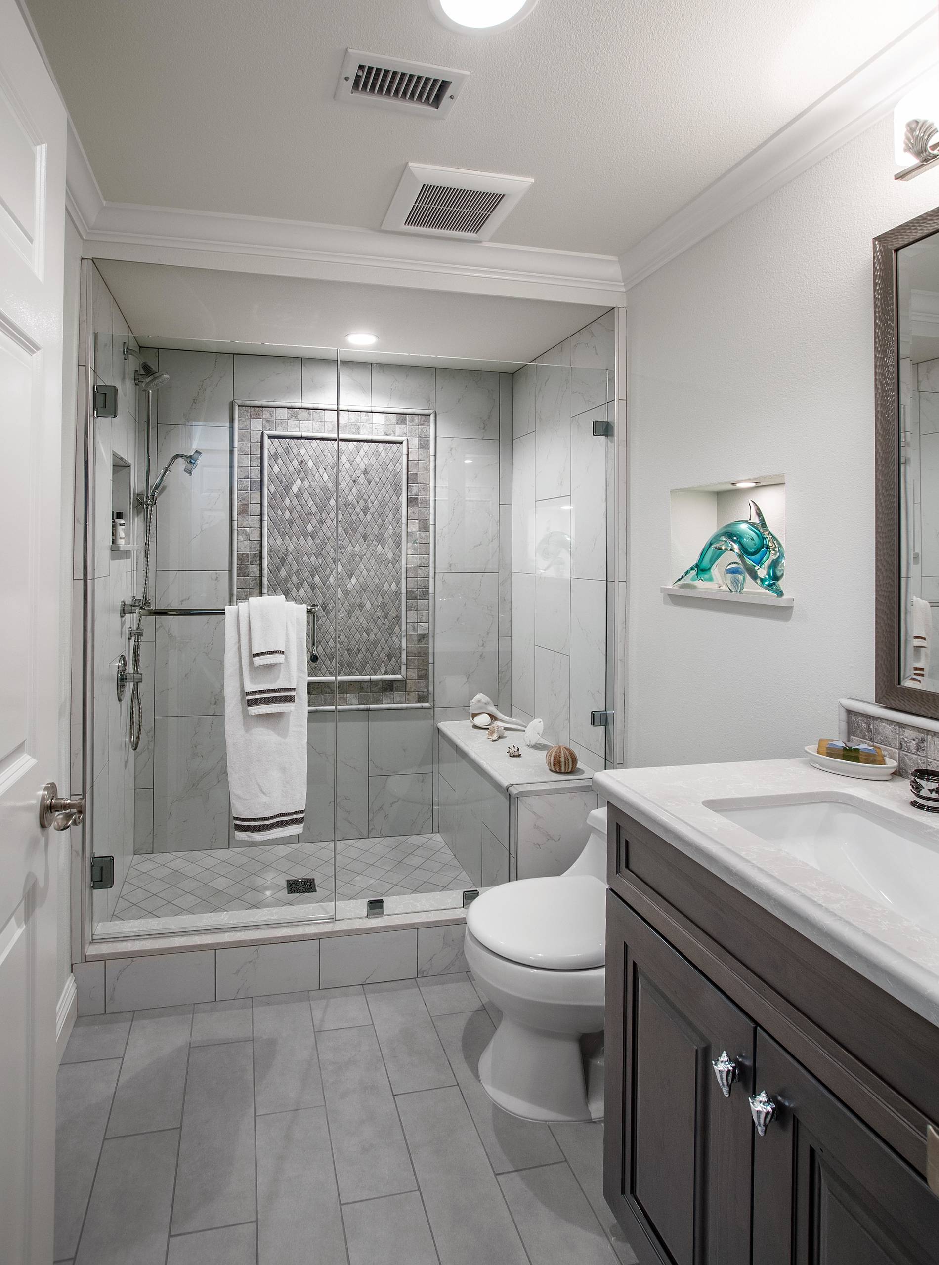 75 Beautiful Small Bathroom Pictures Ideas April 2021 Houzz