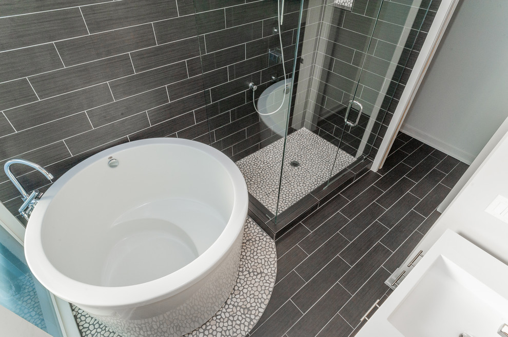 Cette photo montre une salle d'eau tendance de taille moyenne avec un bain japonais, une douche d'angle, un carrelage noir, des carreaux de porcelaine, un mur noir, un sol en carrelage de porcelaine, un sol noir et une cabine de douche à porte battante.