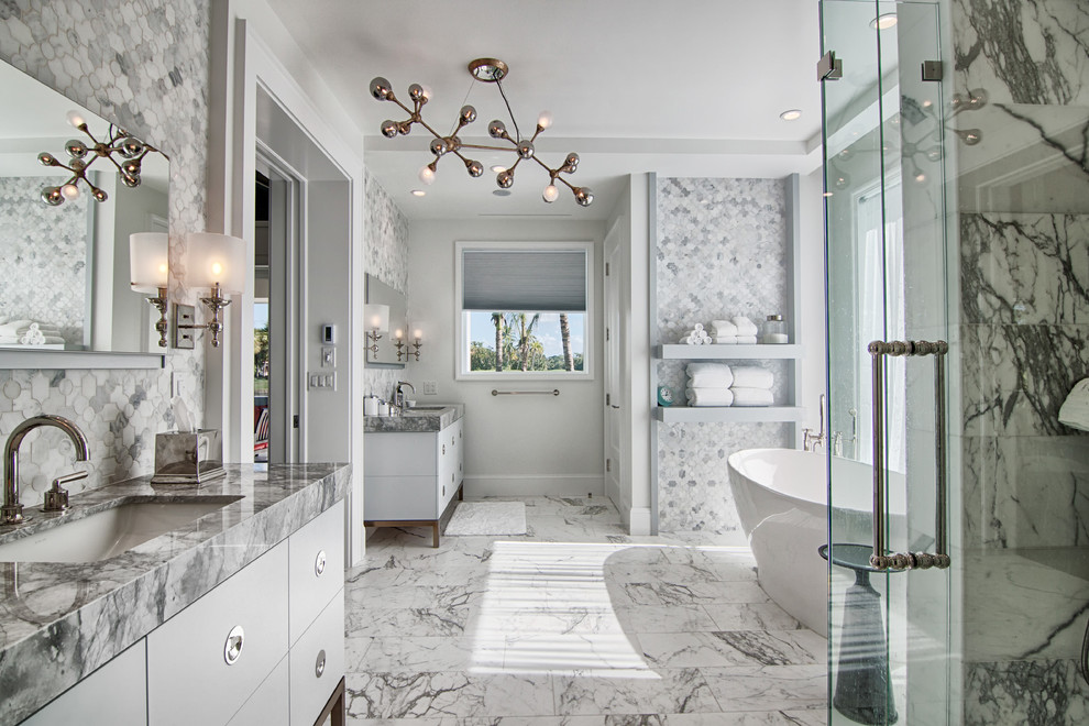 Modernes Badezimmer mit flächenbündigen Schrankfronten, weißen Schränken, grauen Fliesen, grauer Wandfarbe, Unterbauwaschbecken, weißem Boden und grauer Waschtischplatte in Sonstige