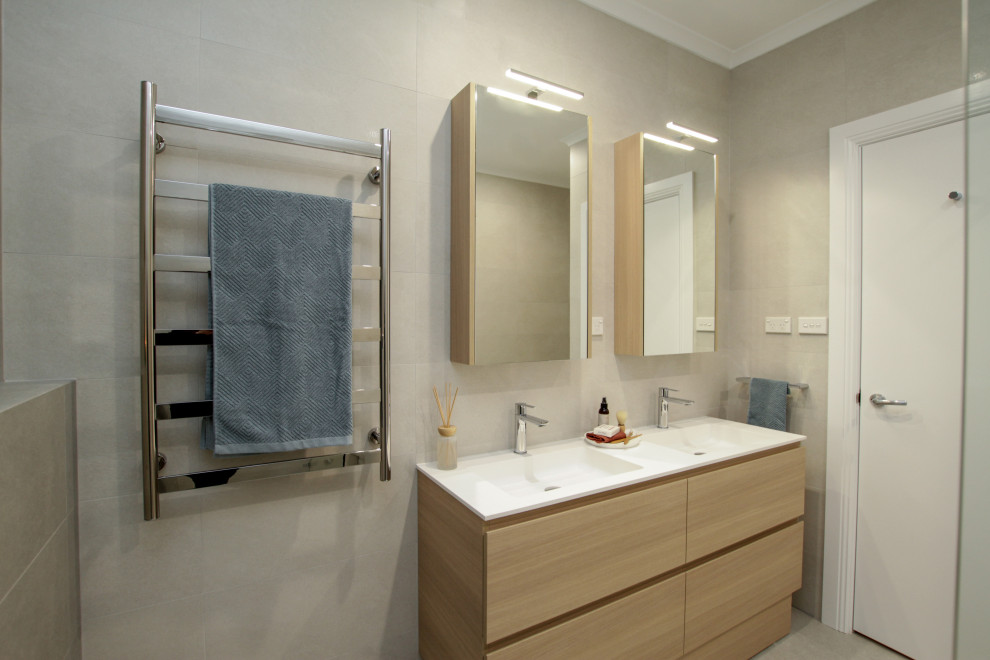Idéer för stora funkis vitt badrum med dusch, med skåp i ljust trä, en öppen dusch, en toalettstol med separat cisternkåpa, grå kakel, grå väggar, ett integrerad handfat, grått golv och med dusch som är öppen