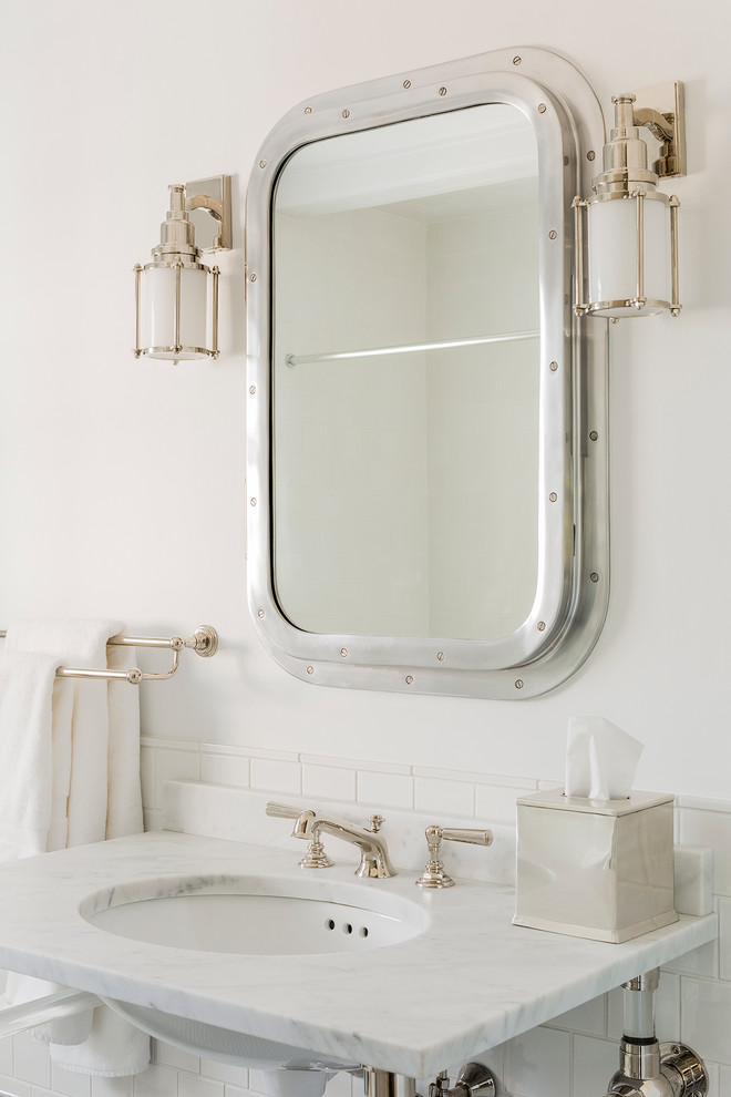 Foto de cuarto de baño marinero con baldosas y/o azulejos blancos, baldosas y/o azulejos de cemento, paredes blancas, lavabo bajoencimera y espejo con luz