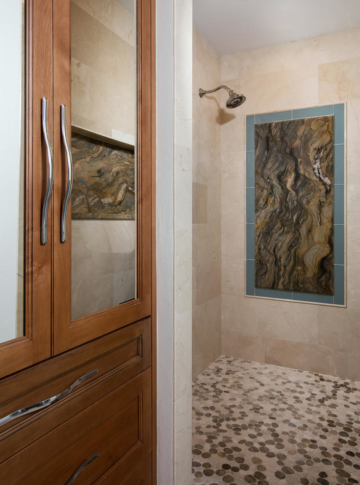 Cette photo montre une douche en alcôve principale chic en bois brun de taille moyenne avec un placard avec porte à panneau encastré, WC séparés, un carrelage beige, un carrelage de pierre, un mur blanc, un sol en marbre, un lavabo encastré et un plan de toilette en granite.