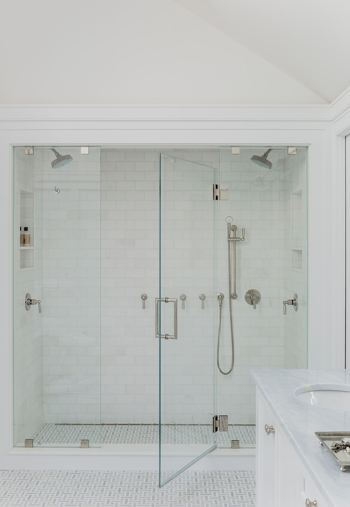 Ejemplo de cuarto de baño principal costero con ducha abierta, baldosas y/o azulejos de cerámica, paredes blancas, suelo de baldosas de cerámica y encimera de mármol