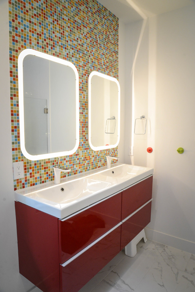 Imagen de cuarto de baño actual con armarios con paneles lisos, puertas de armario rojas, baldosas y/o azulejos multicolor, baldosas y/o azulejos en mosaico, paredes blancas y espejo con luz