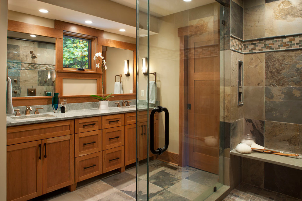 Exempel på ett stort amerikanskt en-suite badrum, med skåp i shakerstil, skåp i mellenmörkt trä, en hörndusch, flerfärgad kakel, stenkakel, beige väggar, skiffergolv, ett undermonterad handfat och granitbänkskiva