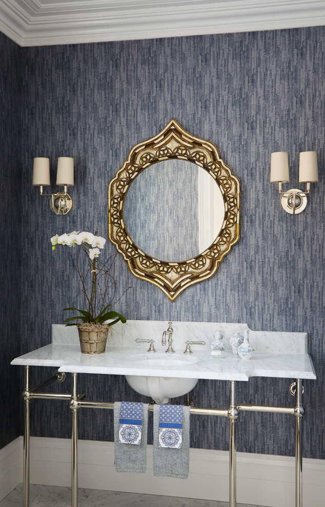 Ispirazione per una stanza da bagno con doccia tradizionale di medie dimensioni con lavabo sottopiano, pareti blu, pavimento in marmo e top in marmo