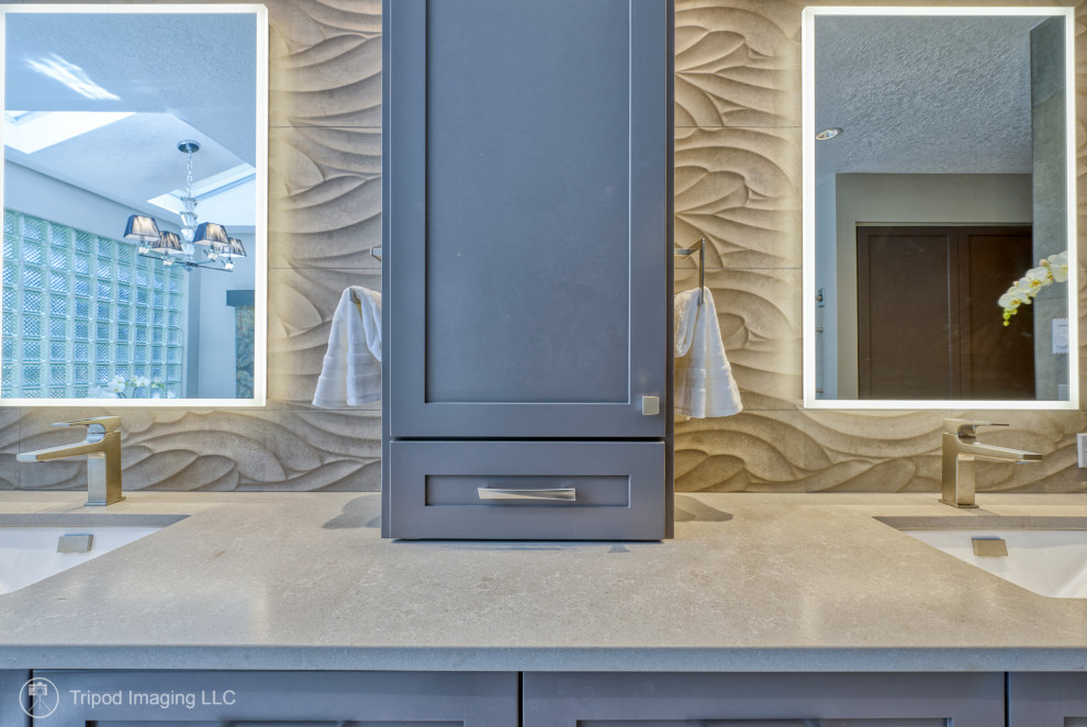 Идея дизайна: огромная главная, серо-белая ванная комната в стиле неоклассика (современная классика) с фасадами в стиле шейкер, коричневыми фасадами, накладной ванной, угловым душем, раздельным унитазом, серой плиткой, керамогранитной плиткой, серыми стенами, полом из винила, врезной раковиной, столешницей из кварцита, серым полом, душем с распашными дверями, серой столешницей, фартуком, тумбой под две раковины, встроенной тумбой, любым потолком и любой отделкой стен