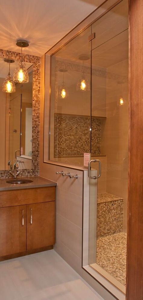Idée de décoration pour une douche en alcôve principale tradition en bois foncé de taille moyenne avec un placard à porte plane, un carrelage beige, un carrelage gris, des carreaux de porcelaine, un mur gris, un sol en carrelage de porcelaine, un lavabo encastré, un plan de toilette en quartz modifié, un sol gris et une cabine de douche à porte battante.