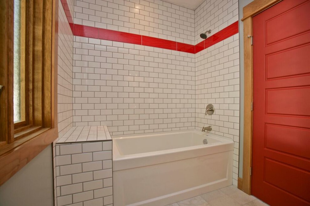 На фото: ванная комната среднего размера в стиле фьюжн с ванной в нише, душем над ванной, красной плиткой, белой плиткой, плиткой кабанчик, серыми стенами, полом из керамической плитки, душевой кабиной и бежевым полом с