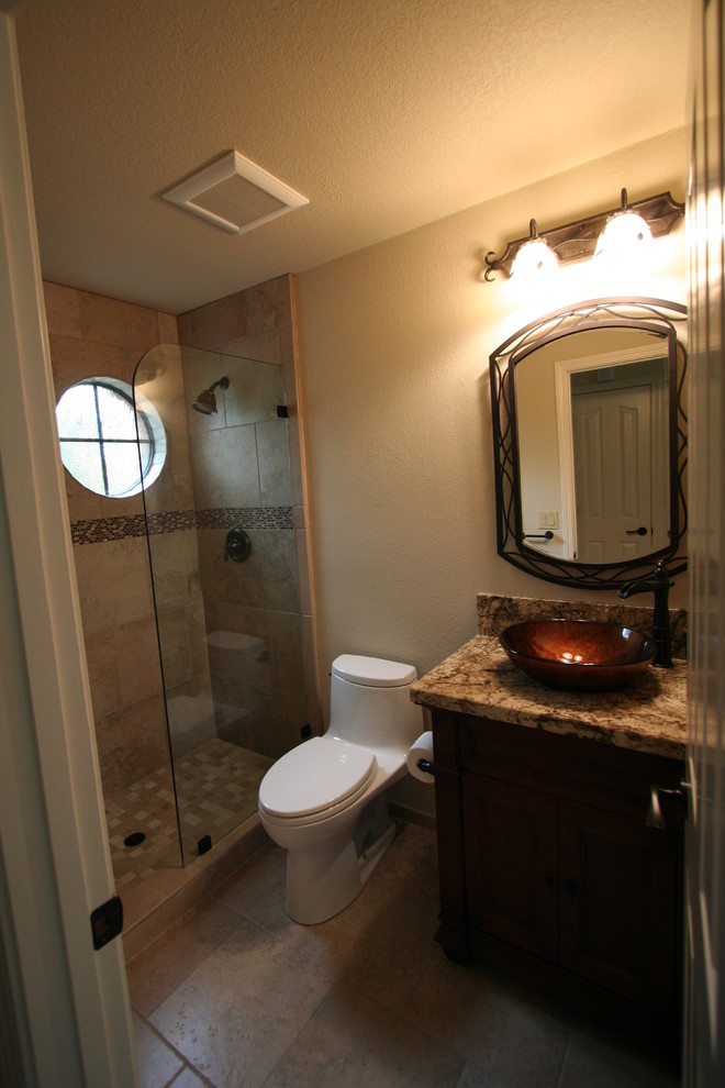 Foto på ett stort vintage en-suite badrum, med ett undermonterad handfat, luckor med upphöjd panel, skåp i mörkt trä, granitbänkskiva, ett undermonterat badkar, en öppen dusch, en toalettstol med hel cisternkåpa, brun kakel, stenhäll, beige väggar och skiffergolv