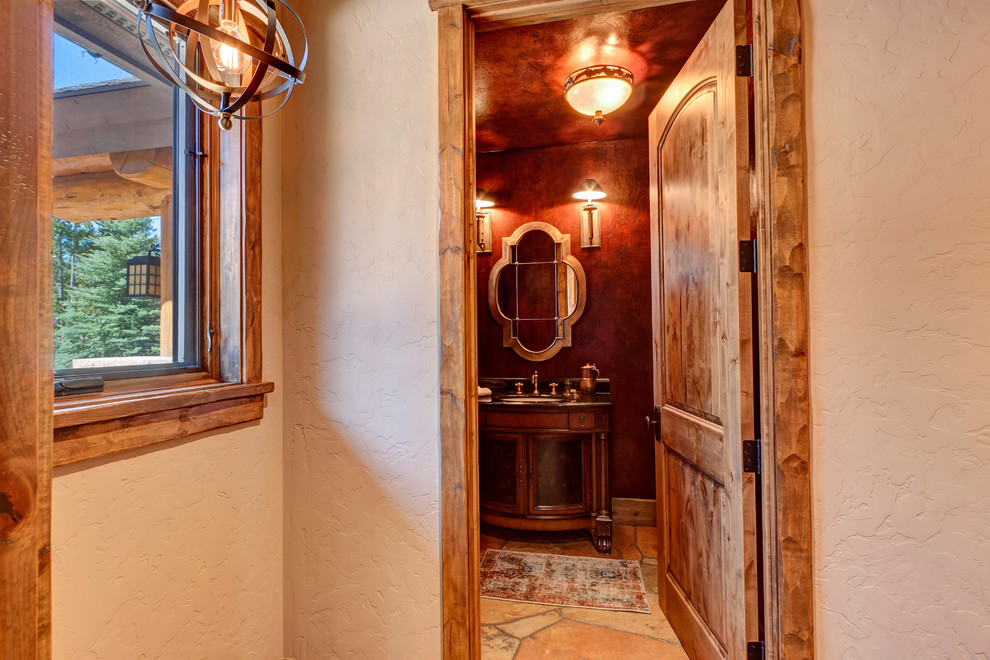 Exempel på ett litet rustikt svart svart badrum med dusch, med luckor med lamellpanel, skåp i mörkt trä, röda väggar, kalkstensgolv, ett undermonterad handfat, granitbänkskiva och flerfärgat golv