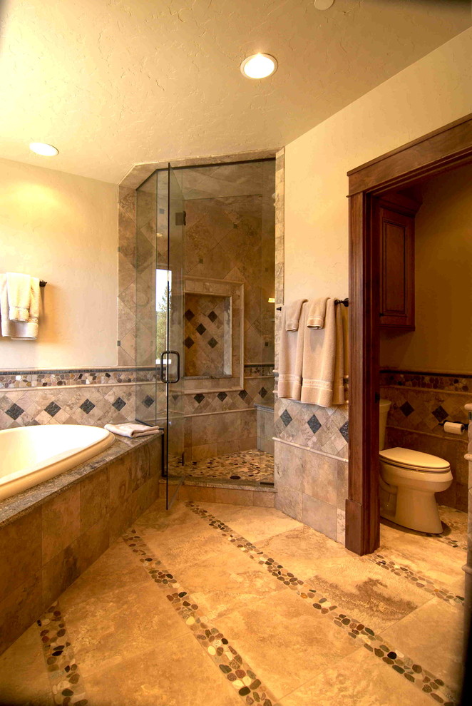 Immagine di una grande sauna rustica con piastrelle beige, piastrelle in pietra, pavimento in marmo, lavabo a bacinella e top in marmo