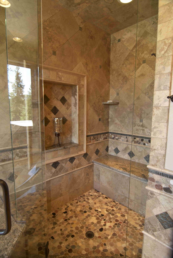 Immagine di una grande sauna stile rurale con piastrelle beige, lavabo a bacinella, top in marmo e piastrelle in pietra
