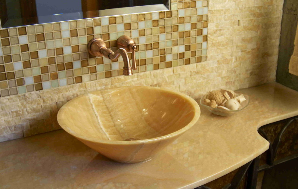 Esempio di una grande stanza da bagno con doccia stile rurale con piastrelle beige, piastrelle a mosaico, lavabo a bacinella e top in marmo