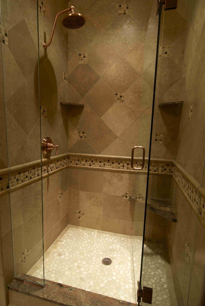 Immagine di una grande stanza da bagno con doccia rustica con ante con bugna sagomata, ante in legno bruno, doccia aperta, piastrelle beige, piastrelle in pietra, pavimento in marmo, lavabo a bacinella e top in marmo