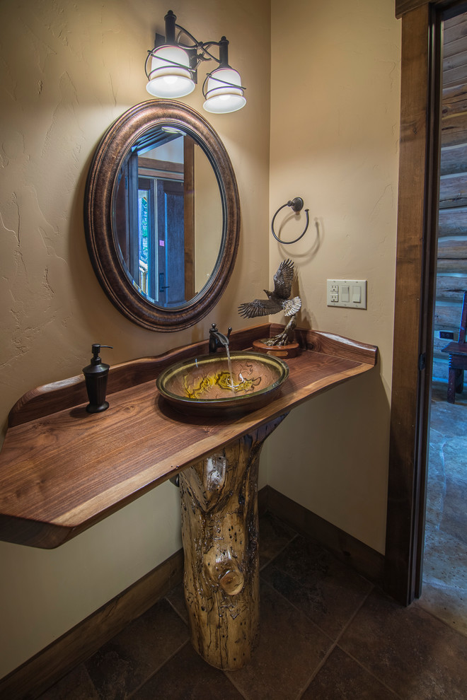 Ispirazione per una stanza da bagno con doccia stile americano di medie dimensioni con ante in legno bruno, pareti beige, pavimento con piastrelle in ceramica, lavabo a bacinella e top in legno