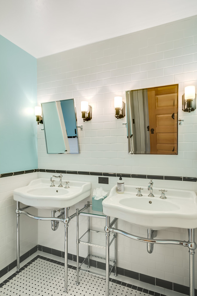 Réalisation d'une salle d'eau champêtre de taille moyenne avec un lavabo intégré, des carreaux de céramique, un sol en carrelage de céramique, une baignoire sur pieds, une douche double, WC séparés, un carrelage noir et blanc et un mur bleu.