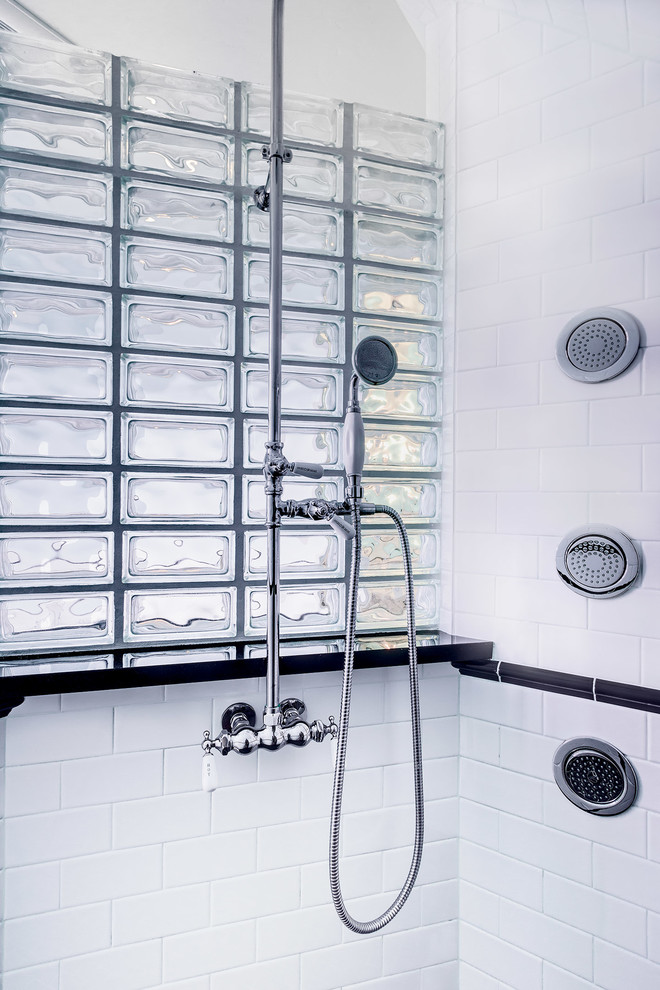 Свежая идея для дизайна: ванная комната среднего размера в стиле ретро с настольной раковиной, столешницей из плитки, ванной на ножках, раздельным унитазом, разноцветной плиткой, синими стенами и полом из мозаичной плитки - отличное фото интерьера