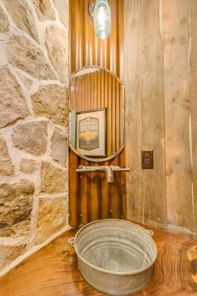 Idée de décoration pour une petite salle de bain chalet avec un plan de toilette en bois, WC séparés et un sol en ardoise.