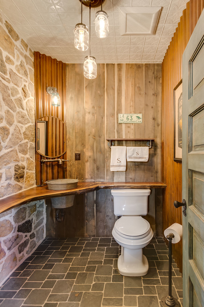 Cette photo montre une petite salle de bain montagne avec un plan de toilette en bois, WC séparés, un sol en carrelage de terre cuite, un lavabo posé et un plan de toilette marron.