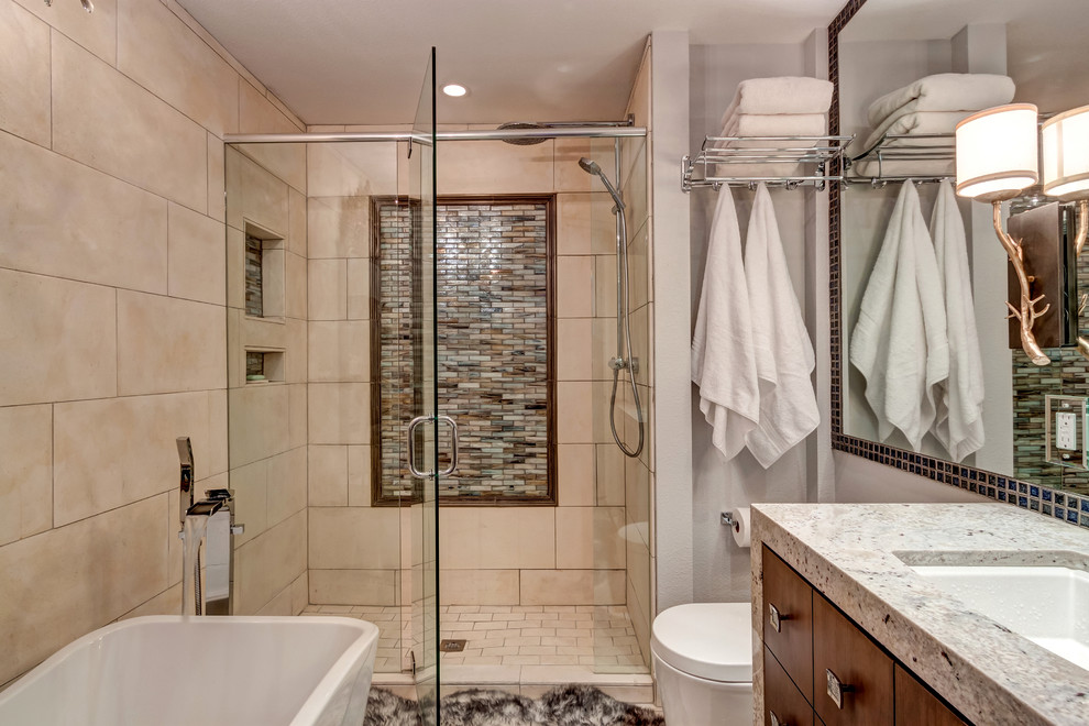 Foto di una stanza da bagno padronale tradizionale di medie dimensioni con ante lisce, ante in legno bruno, vasca freestanding, WC monopezzo, piastrelle beige e lavabo sottopiano