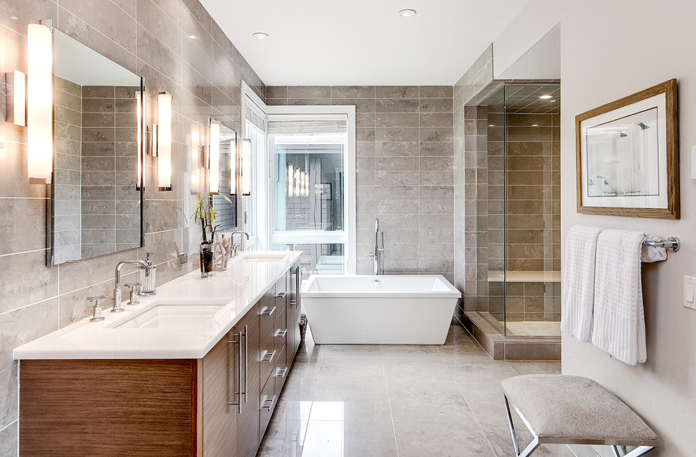 Свежая идея для дизайна: ванная комната в современном стиле с отдельно стоящей ванной и белой столешницей - отличное фото интерьера