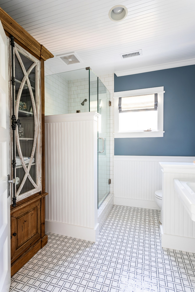 На фото: ванная комната среднего размера в морском стиле с душевой комнатой, белой плиткой, синими стенами, полом из мозаичной плитки, душевой кабиной, душем с распашными дверями и белой столешницей с
