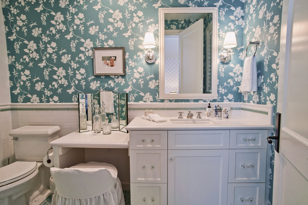 Modelo de cuarto de baño clásico con armarios con paneles empotrados, puertas de armario blancas, sanitario de dos piezas y encimeras blancas