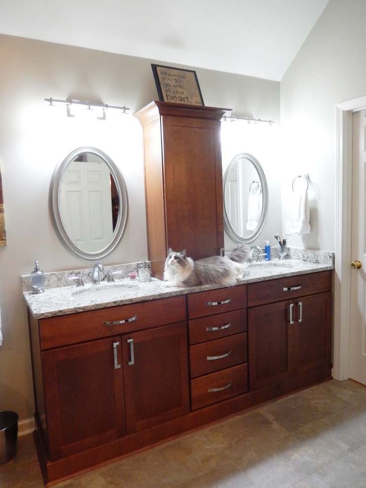Inspiration för stora klassiska en-suite badrum, med ett undermonterad handfat, skåp i mellenmörkt trä, ett fristående badkar, en kantlös dusch, porslinskakel, beige väggar, klinkergolv i porslin, luckor med infälld panel, beige kakel, marmorbänkskiva och dusch med gångjärnsdörr