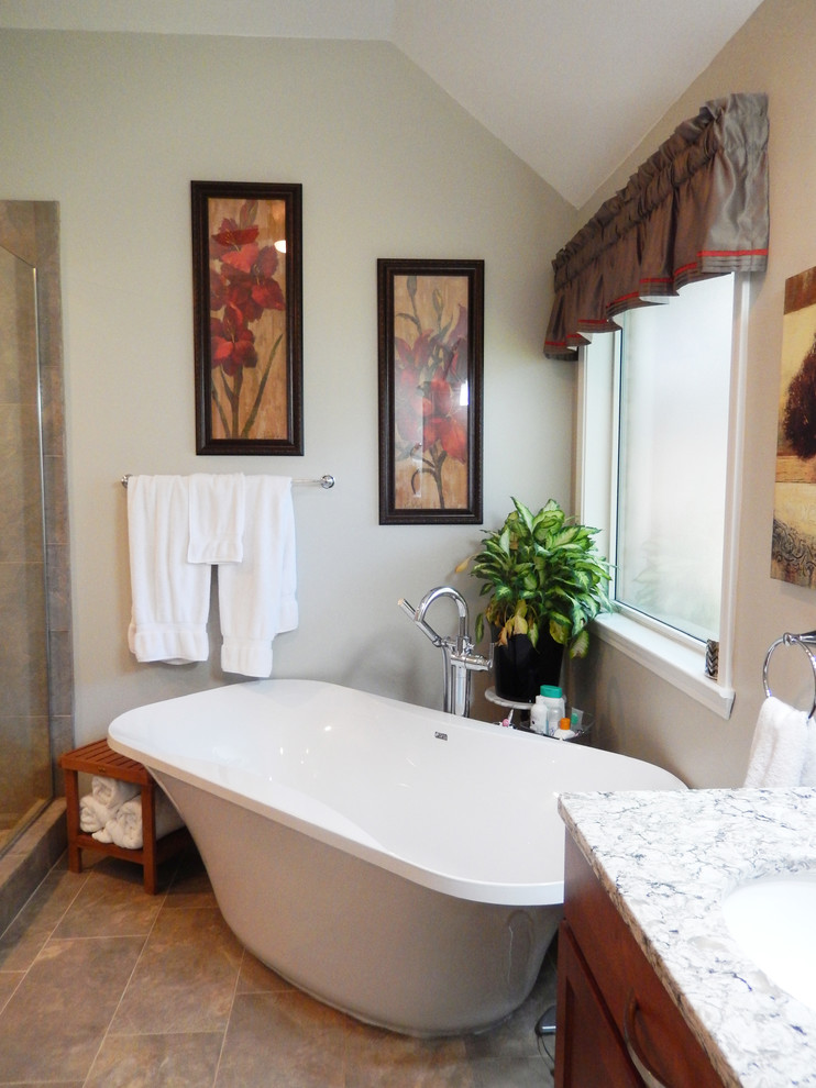 Idéer för att renovera ett stort vintage en-suite badrum, med ett undermonterad handfat, ett fristående badkar, en kantlös dusch, porslinskakel, beige väggar, klinkergolv i porslin, luckor med infälld panel, skåp i mellenmörkt trä, beige kakel, marmorbänkskiva och dusch med gångjärnsdörr