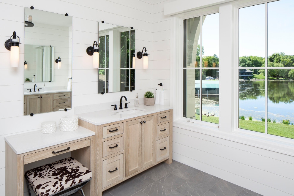 Exempel på ett klassiskt vit vitt badrum, med skåp i shakerstil, skåp i ljust trä, vita väggar, ett undermonterad handfat och grått golv