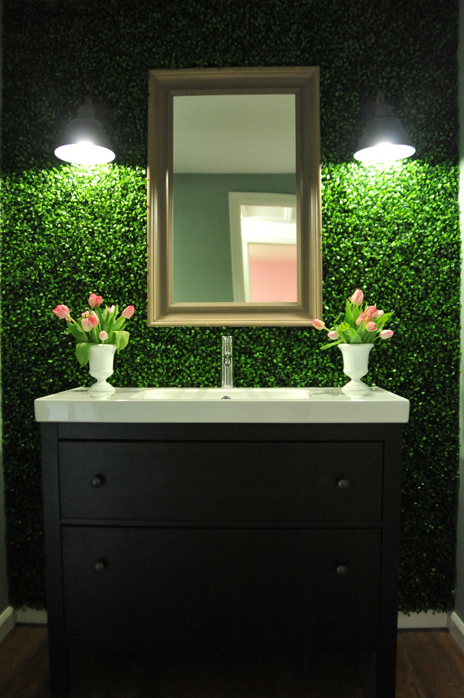 ニューヨークにあるコンテンポラリースタイルのおしゃれな浴室 (一体型シンク) の写真