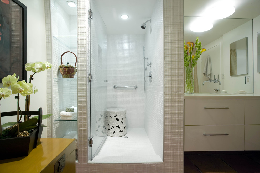 Свежая идея для дизайна: ванная комната среднего размера в современном стиле с плоскими фасадами, белыми фасадами, душем в нише, раздельным унитазом, белой плиткой, плиткой мозаикой, белыми стенами, душевой кабиной, врезной раковиной, столешницей из искусственного кварца, душем с распашными дверями, полом из керамической плитки и красным полом - отличное фото интерьера