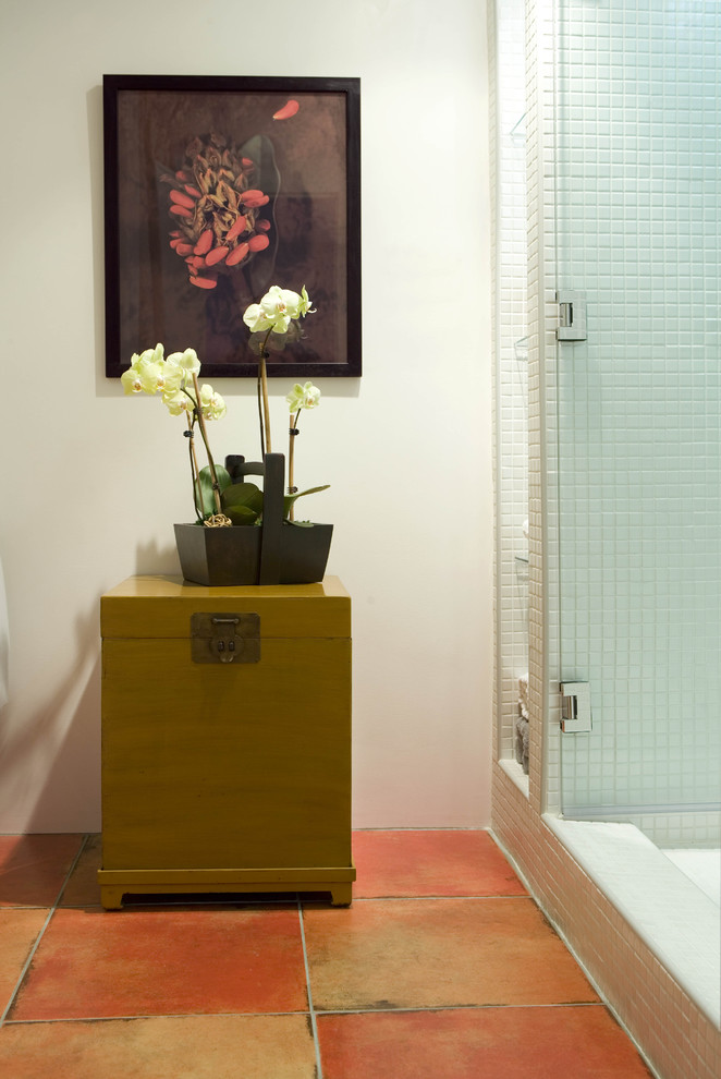 Idéer för att renovera ett mellanstort funkis badrum med dusch, med släta luckor, vita skåp, en dusch i en alkov, en toalettstol med separat cisternkåpa, vit kakel, mosaik, vita väggar, klinkergolv i keramik, ett undermonterad handfat, bänkskiva i kvarts, rött golv och dusch med gångjärnsdörr